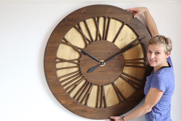 Antik-Uhr in Übergröße mit römischen Ziffern