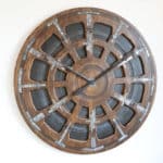 Große, handgefertigte Industrial-Uhr aus Holz