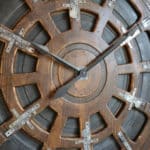 Große, handgefertigte Industrial-Uhr aus Holz