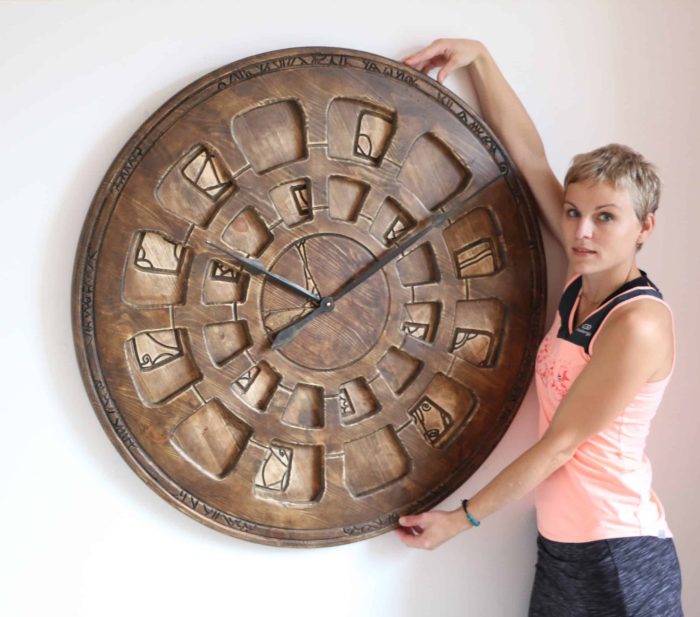 Riesigen Wanduhr aus Holz