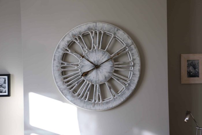 Große weiße Wanduhr